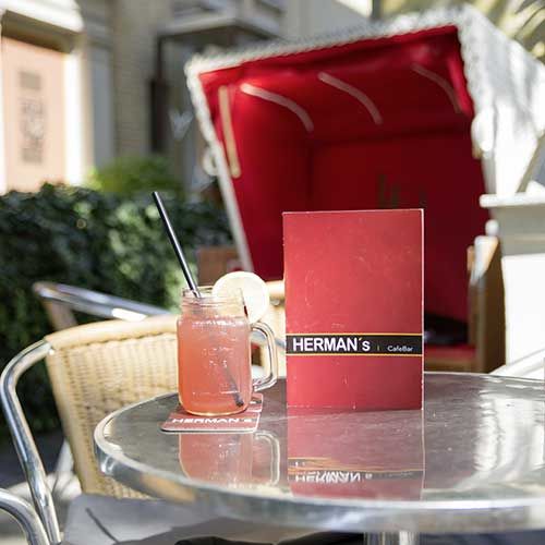 Die schöne HERMANs CafeBar Terrasse im Univiertel Braunschweigs